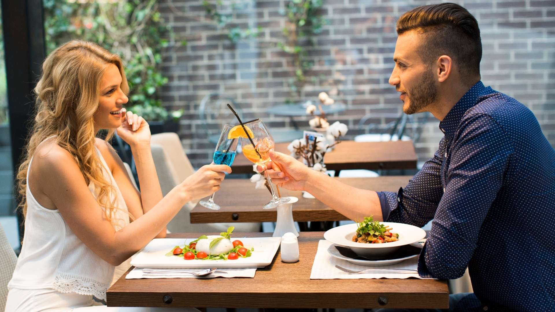 10 interessante Fragen fürs Kennenlernen beim ersten Date - DatingFuchs